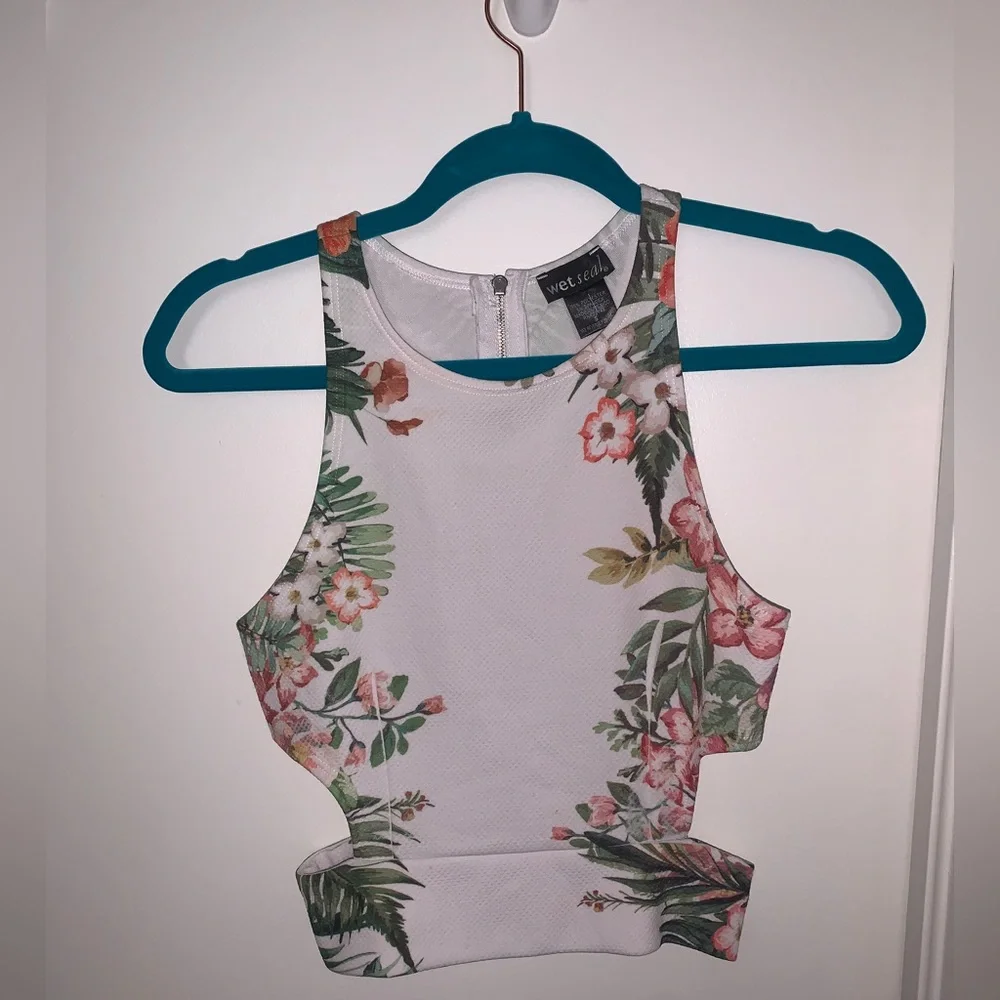 Super cute floral top with cutouts🌸 - Picture 1 of 7